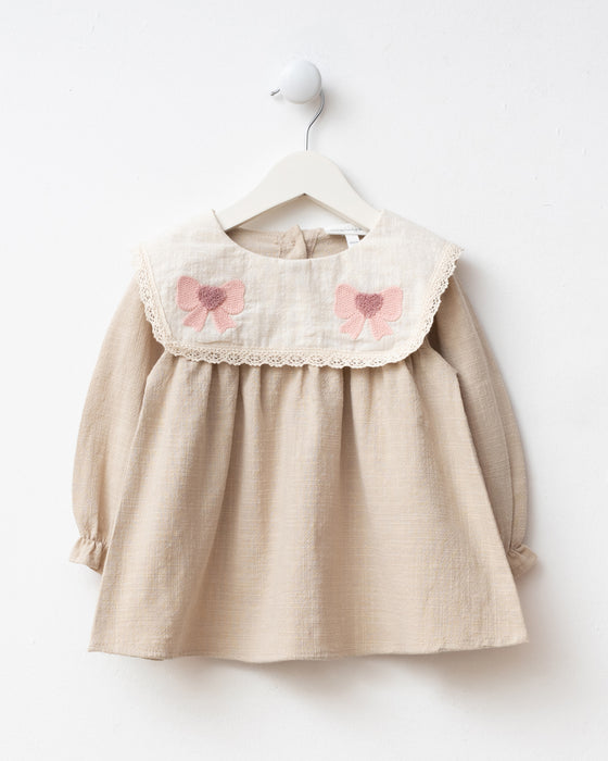 Nakış Detaylı Bebe Yaka Çantalı Bayramlık Keten Kız Bebek Elbise (6-9 Ay / 2-3 Yaş)